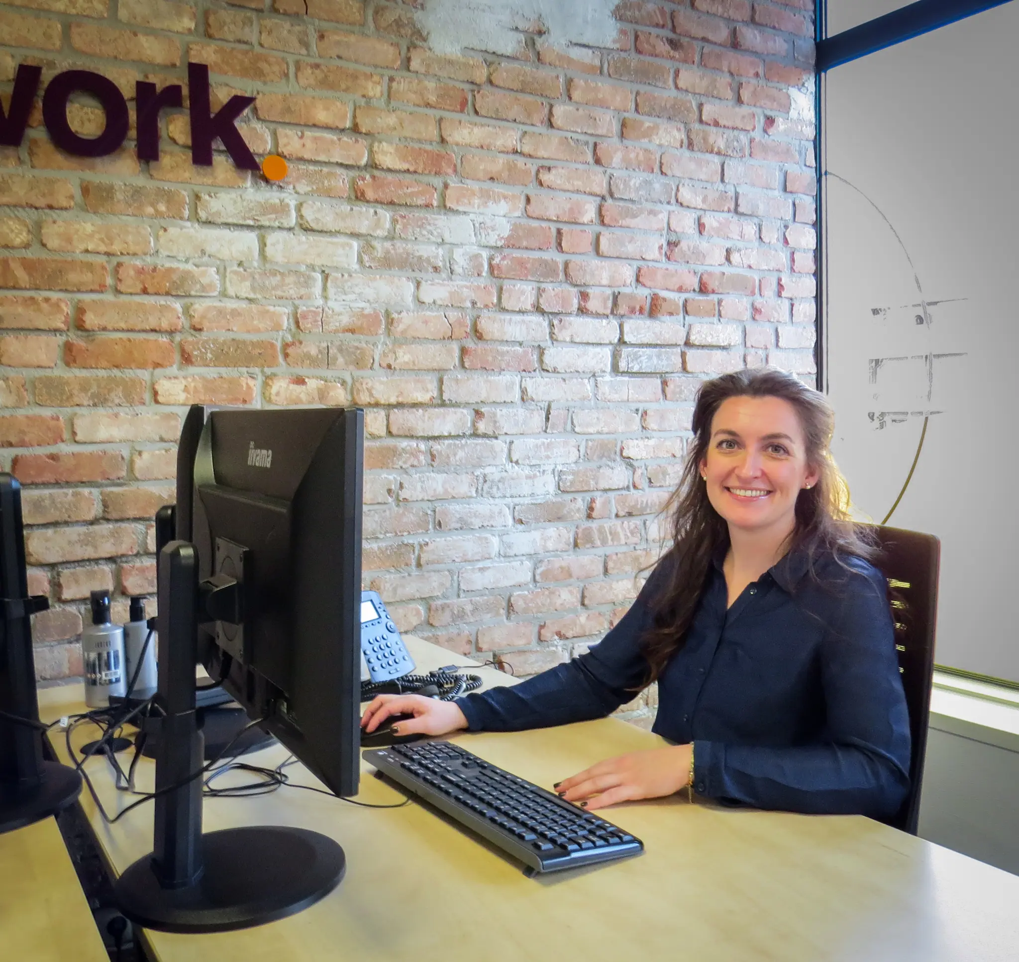 Twee mensen die handen schudden