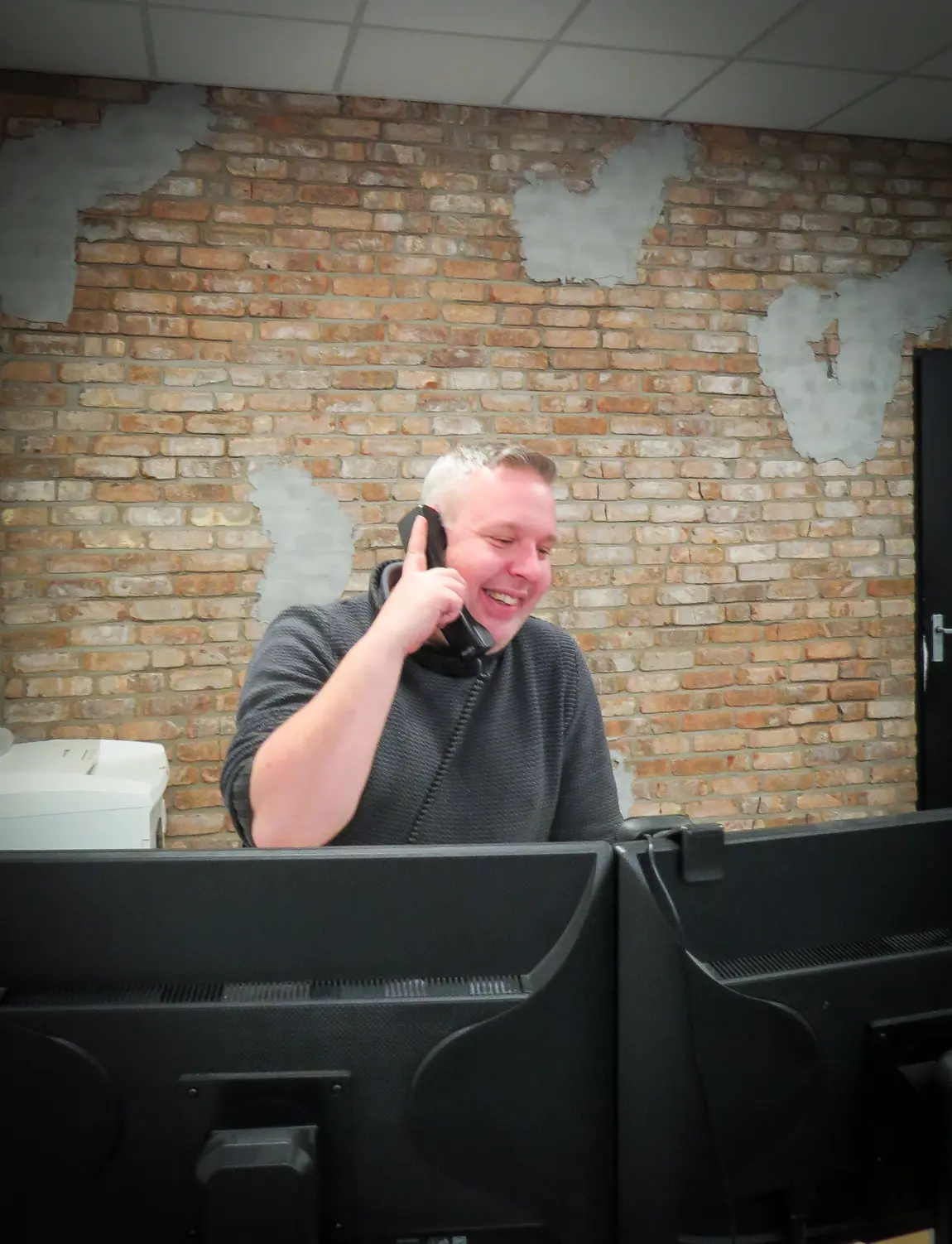 Twee mensen die handen schudden