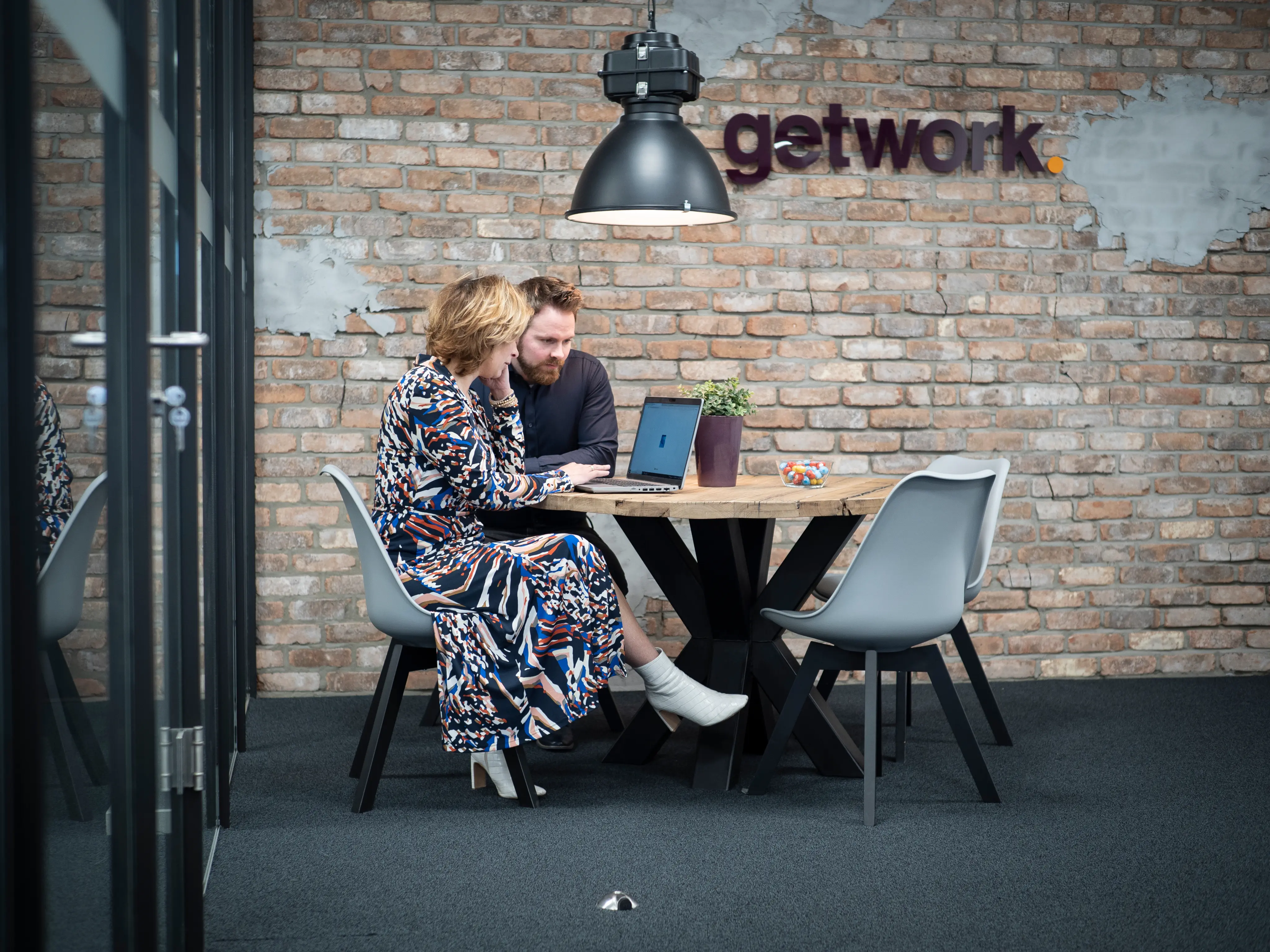 Twee mensen die handen schudden