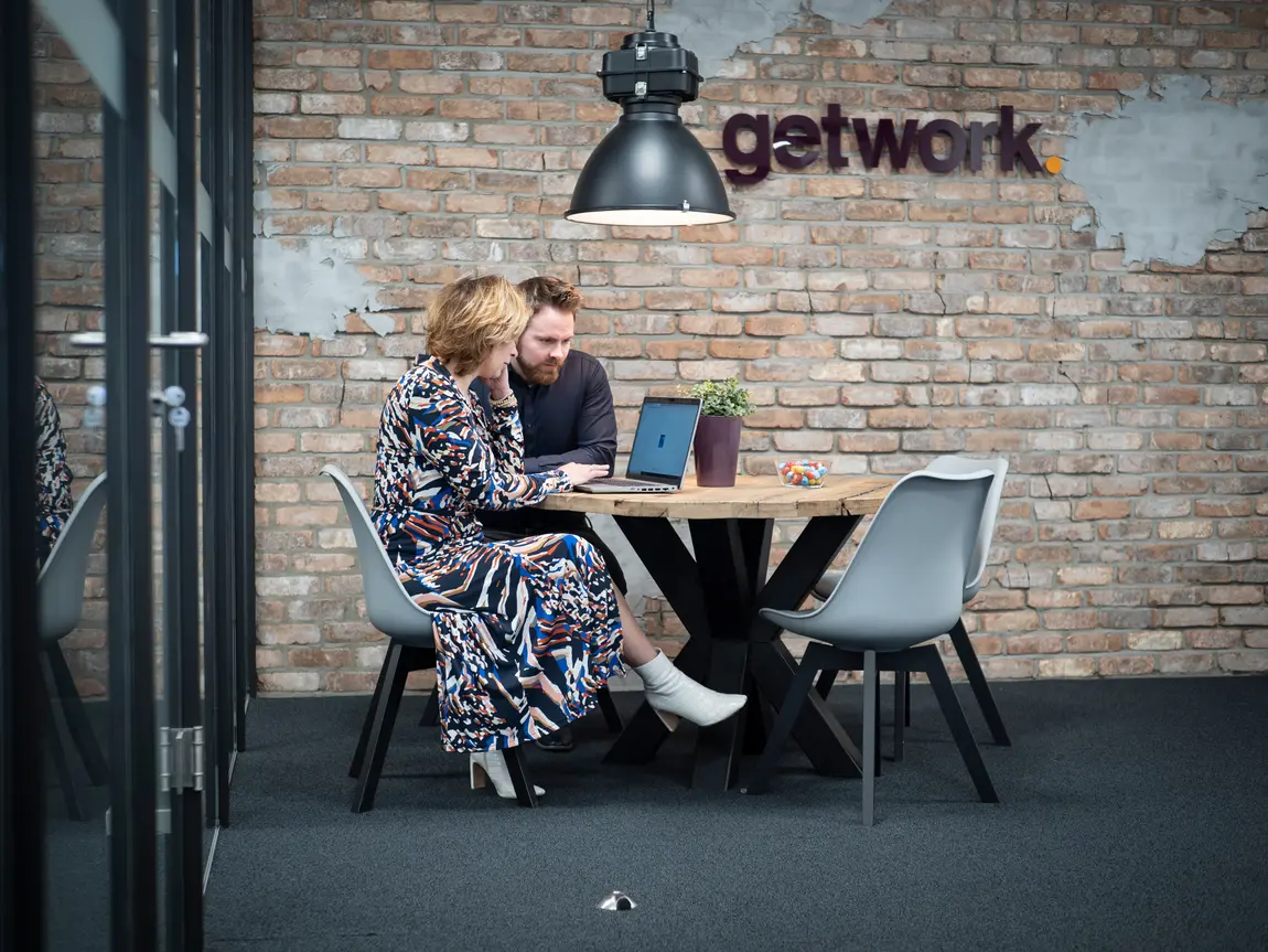 Twee mensen die handen schudden