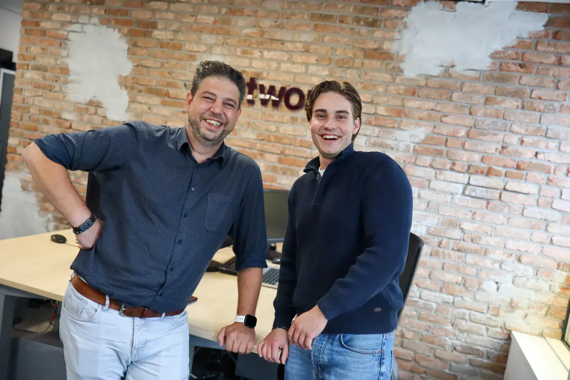 Twee mensen die handen schudden