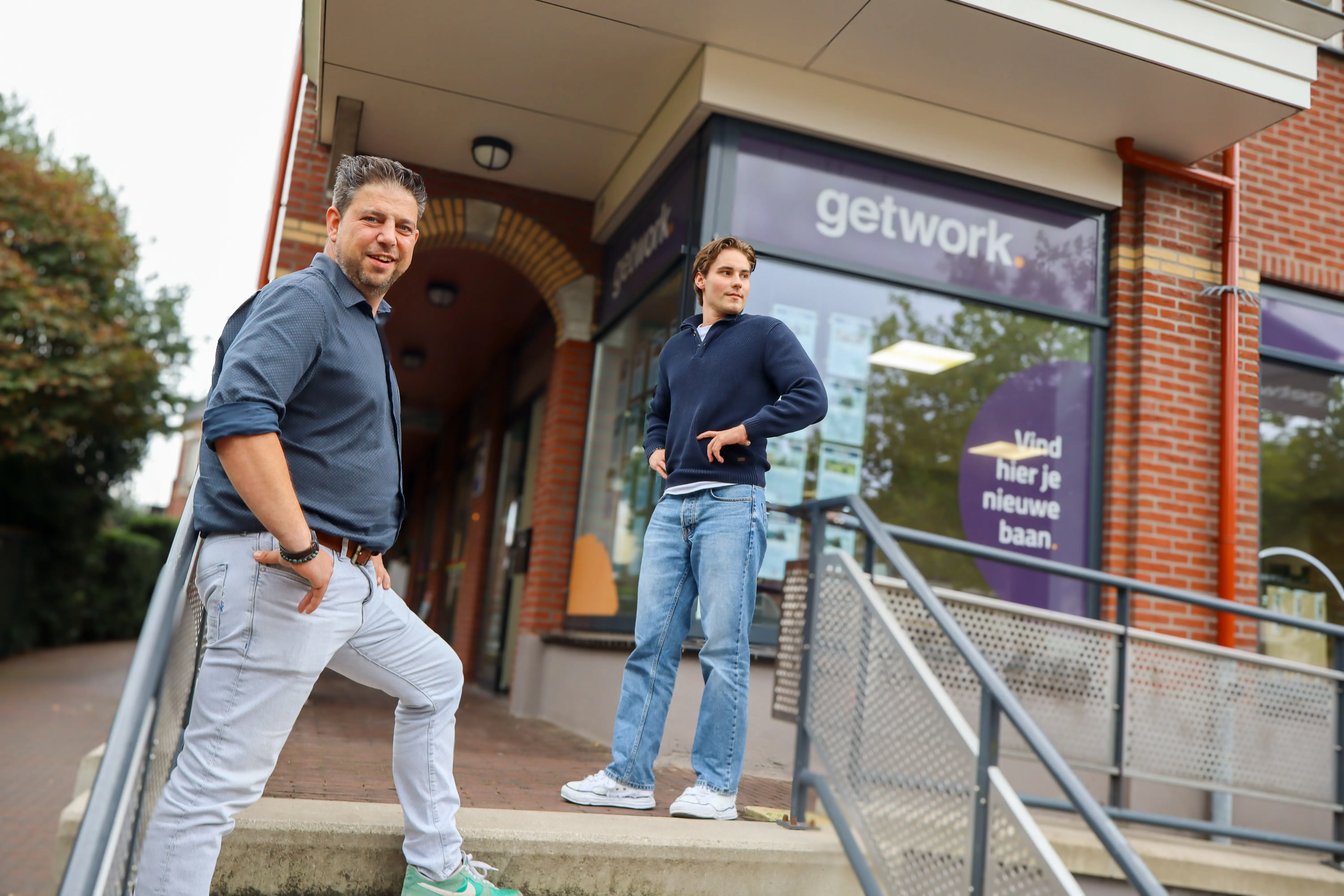 Twee mensen die handen schudden