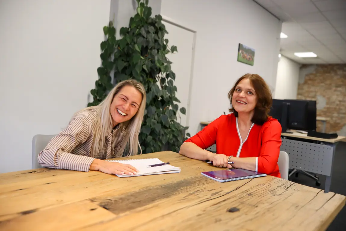 Twee mensen die handen schudden