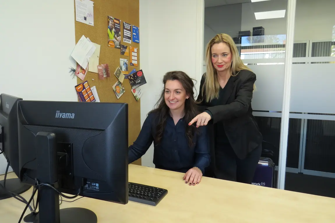 Twee mensen die handen schudden