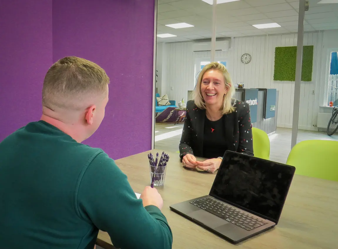 Twee mensen die handen schudden