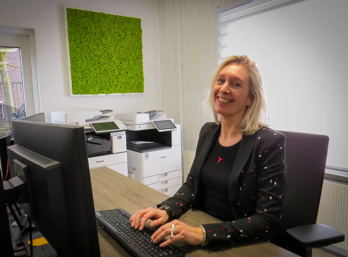 Twee mensen die handen schudden