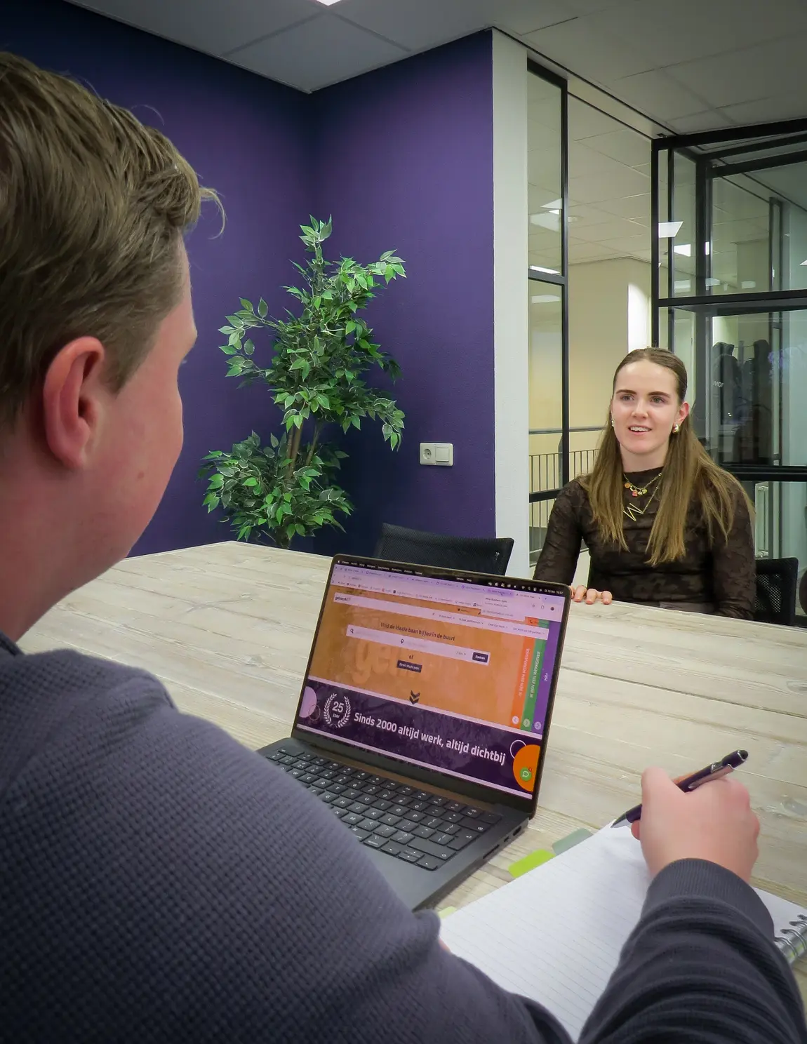 Twee mensen die handen schudden