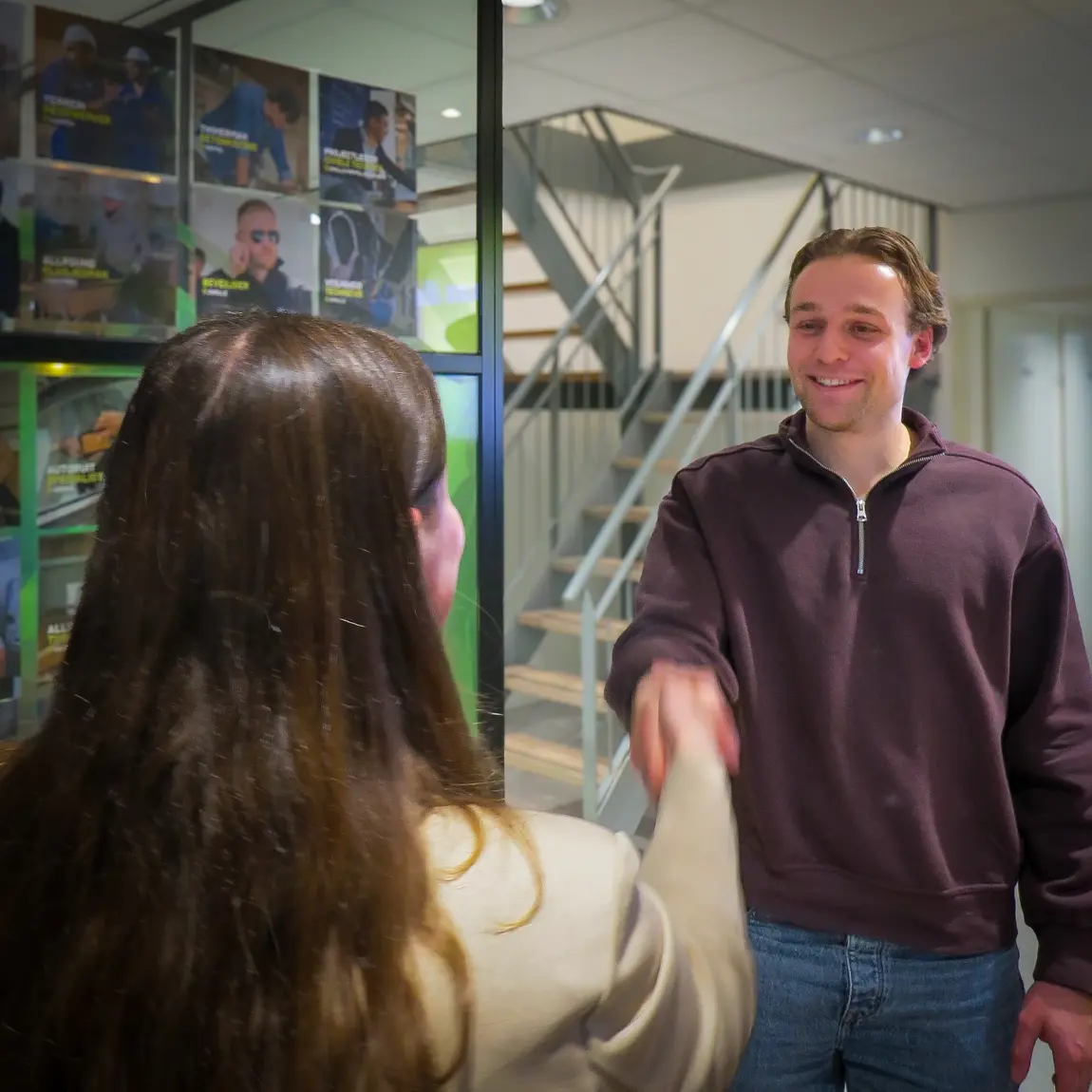 Twee mensen die handen schudden