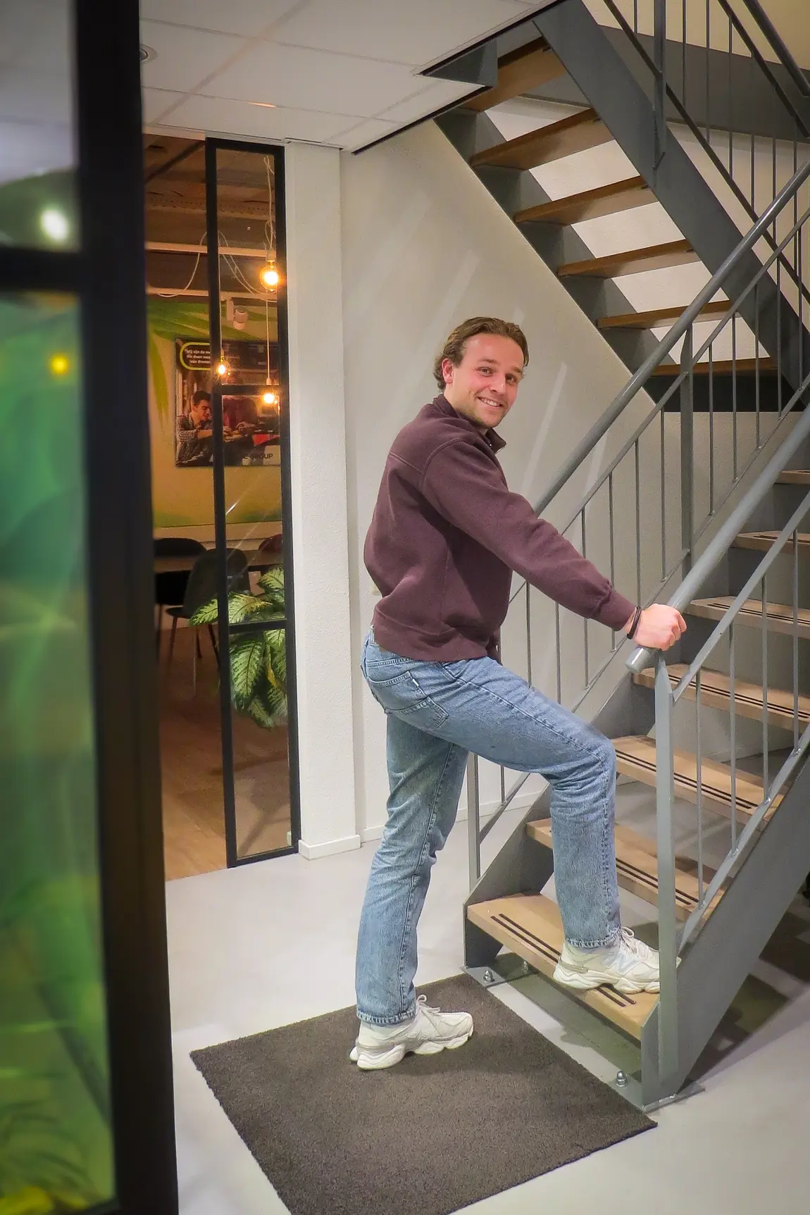 Twee mensen die handen schudden