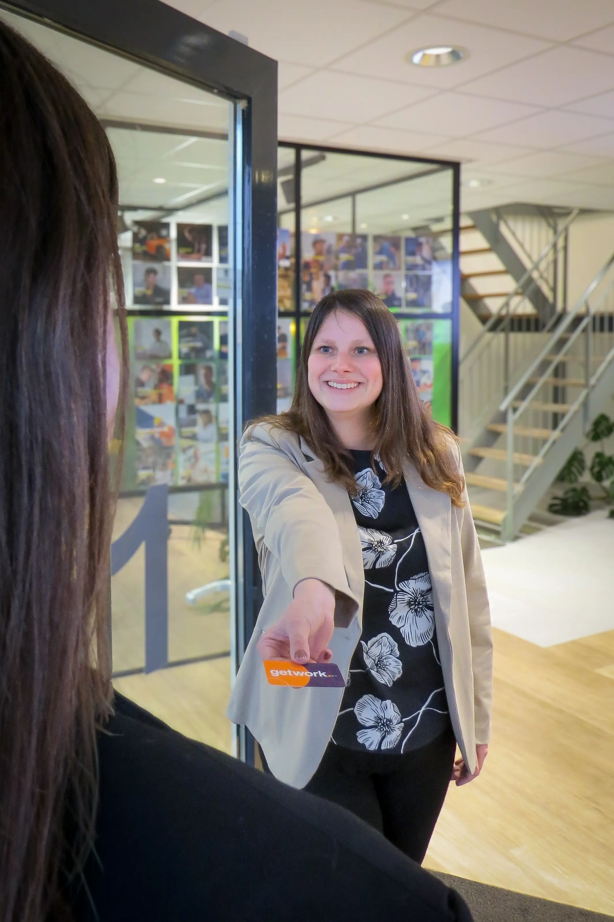 Twee mensen die handen schudden