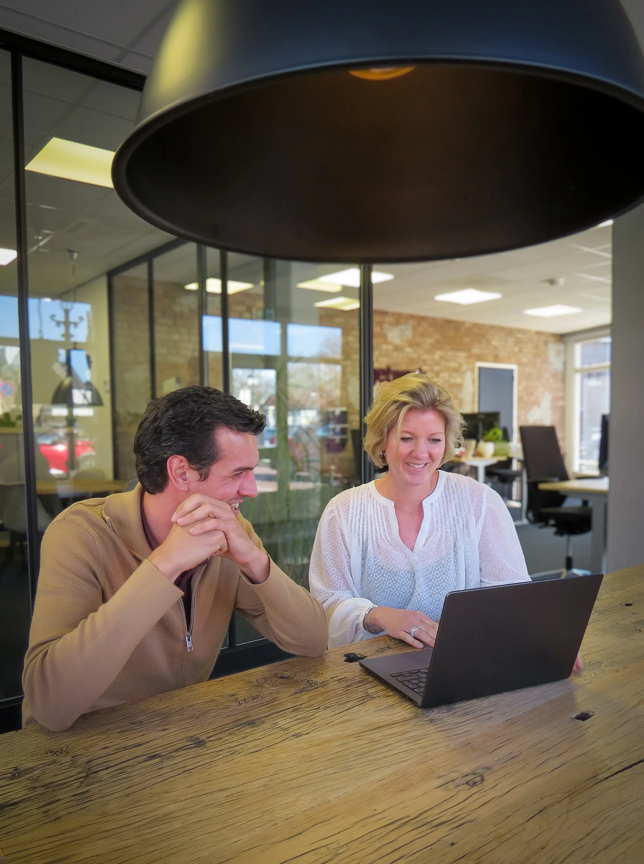 Twee mensen die handen schudden