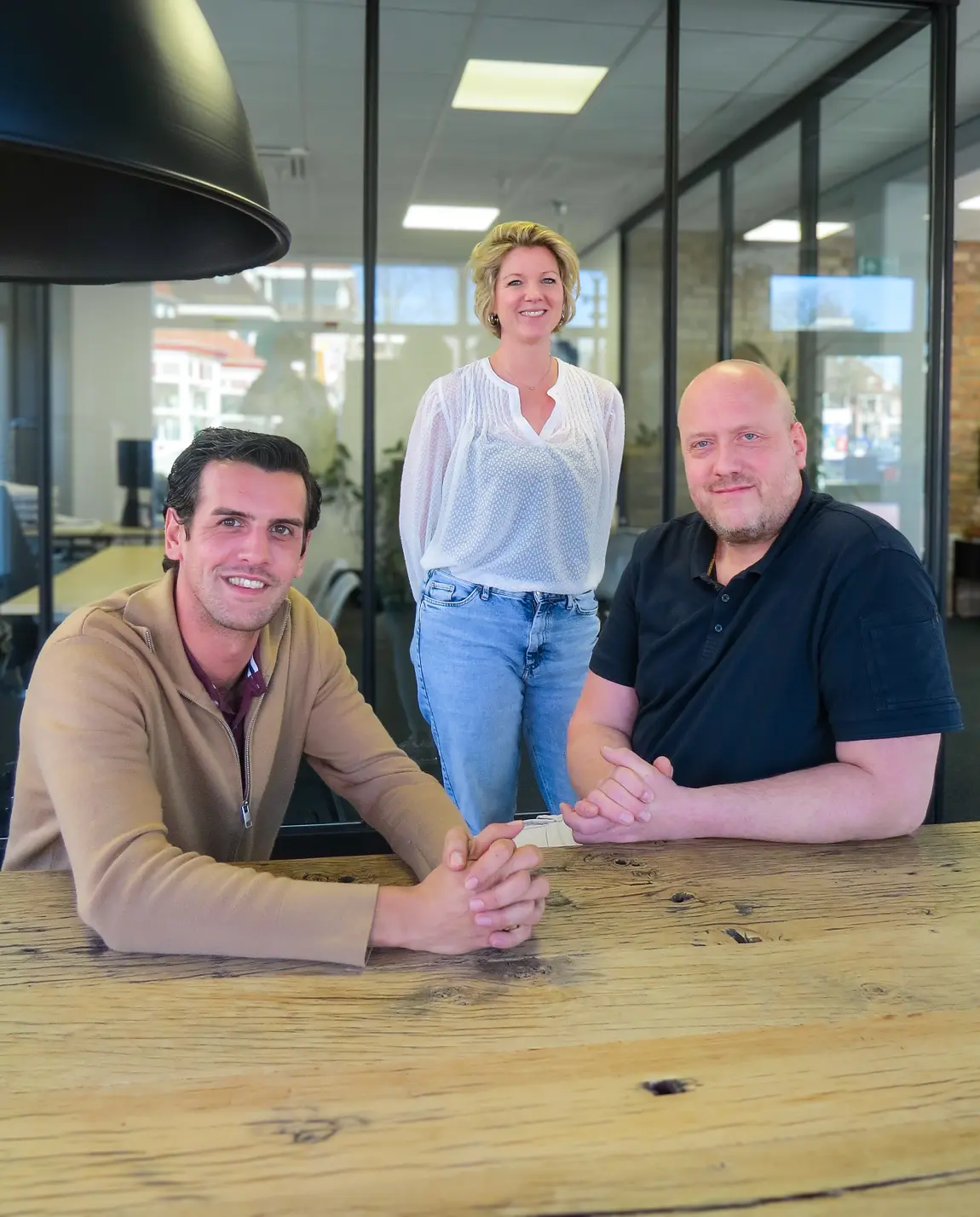 Twee mensen die handen schudden