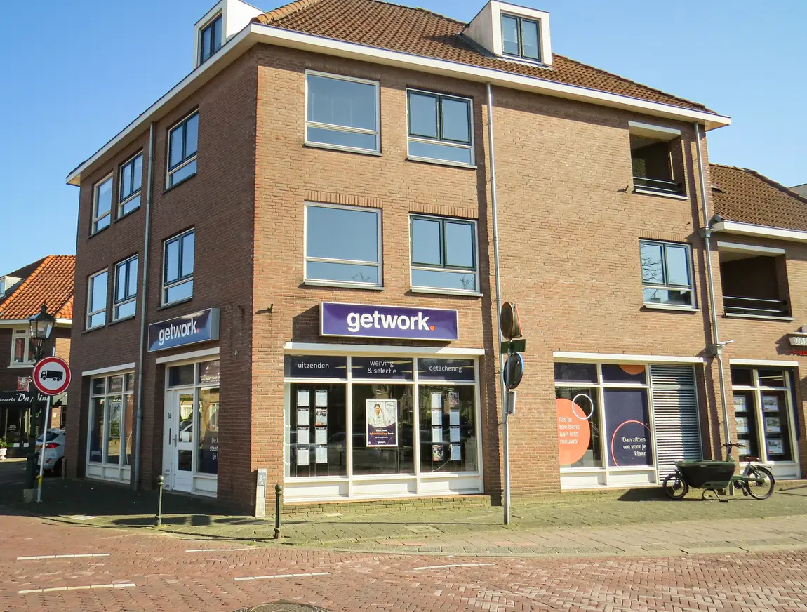 Twee mensen die handen schudden