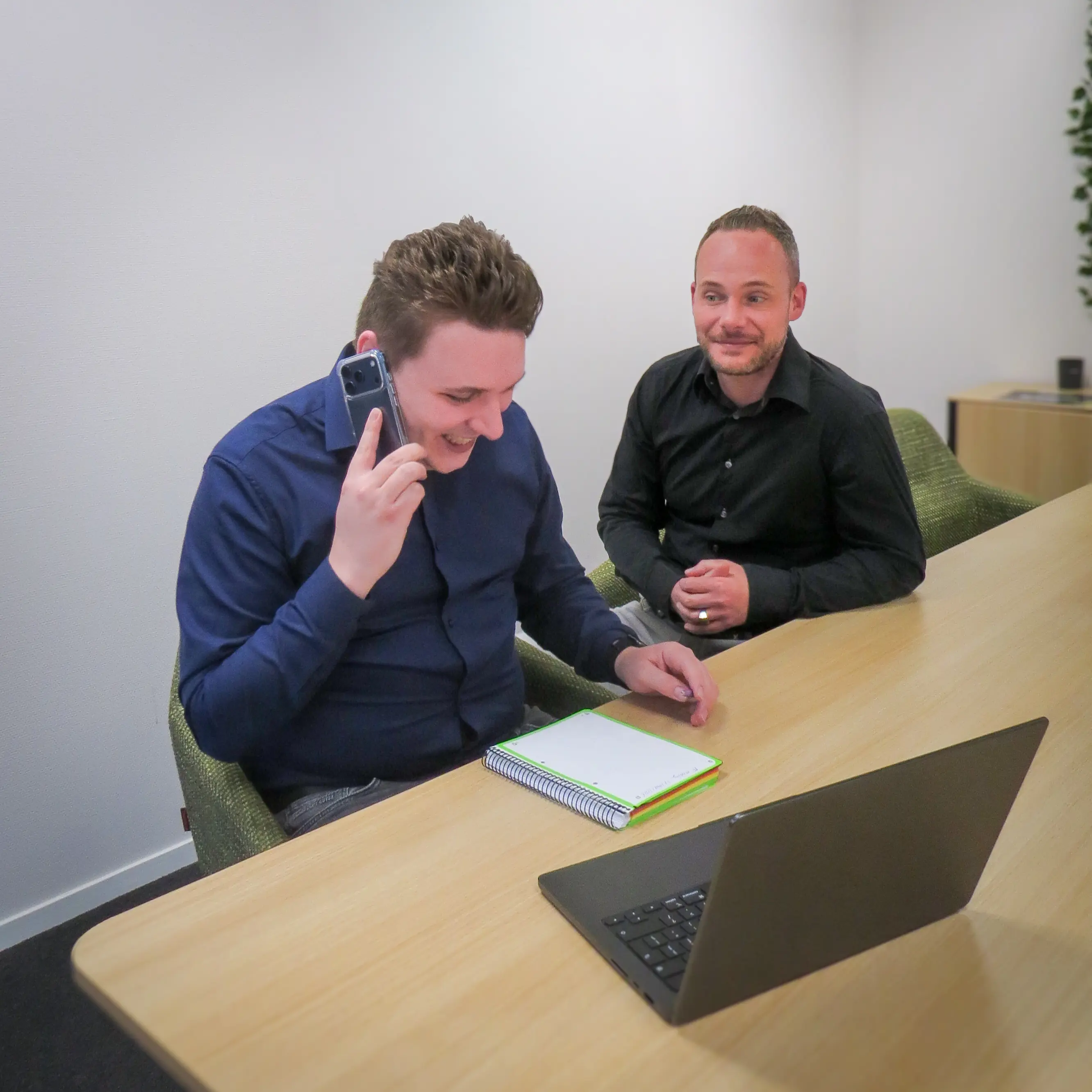 Twee mensen die handen schudden